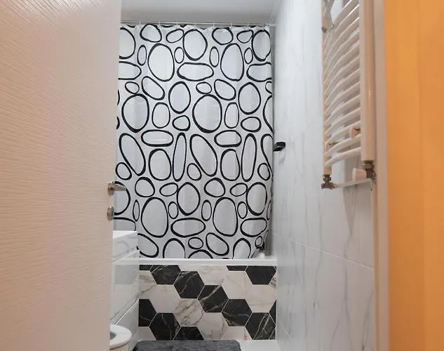 Garsoniera Lux Tineretului * بوخارست